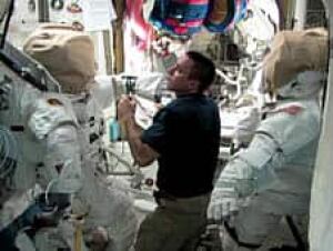 chris-cassidy-spacewalk-748102main_2013-05-10_quest