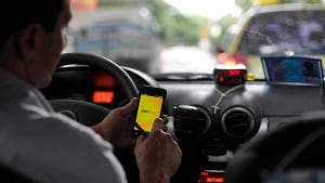 hi-distracted-driving-rtxypnh