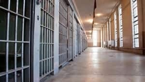 hi-bc-120604-prison-cells-4col