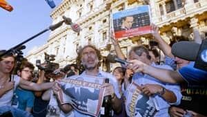 mi-berlusconi-protest-cp-04