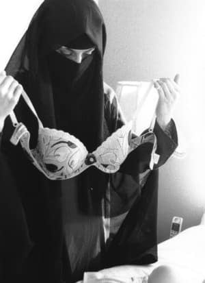 si-bc-120412-niqab-photo-bra-muslim