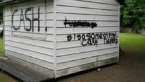 hi-bc-130722-revelstoke-graffiti-3col