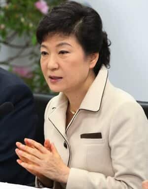 si-korea-park-geun-hye-300-ap-03890538
