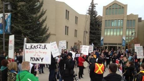 hi-mru-cuts-protest-6col