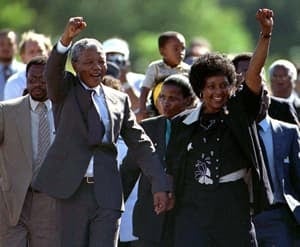 si-300-nelson-mandela-winnie-1990release-rtr15gzq
