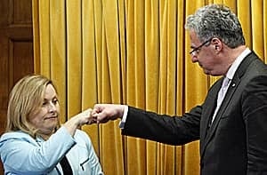 mi-mp-fistbump-02808316