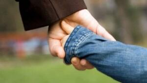 hi-istock-hold-hands-852-8col