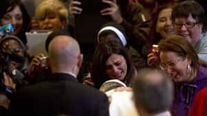 inside-pope-crowd-04248652