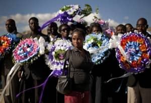 si-300-haiti-woman-wreaths-cp01933460
