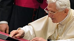 mi-benedict-with-ipad