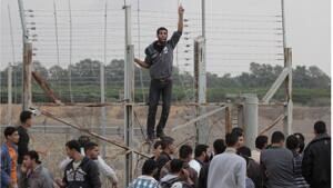 ii-gaza-fence-protesters