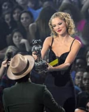 si-taylor-swift-bruno-mars-mtv-220-ap-04908326