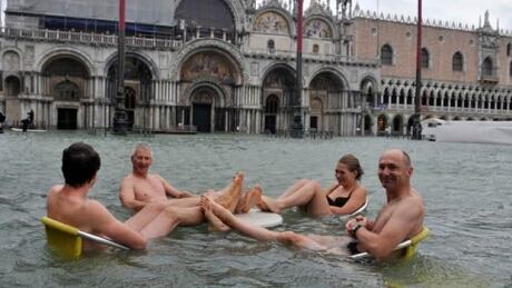 li-venice-flood-03567646