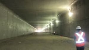 hi-airport-tunnel-852-3col