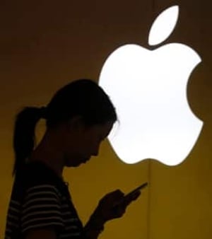 ii-apple-logo-shadow-rtx13fec