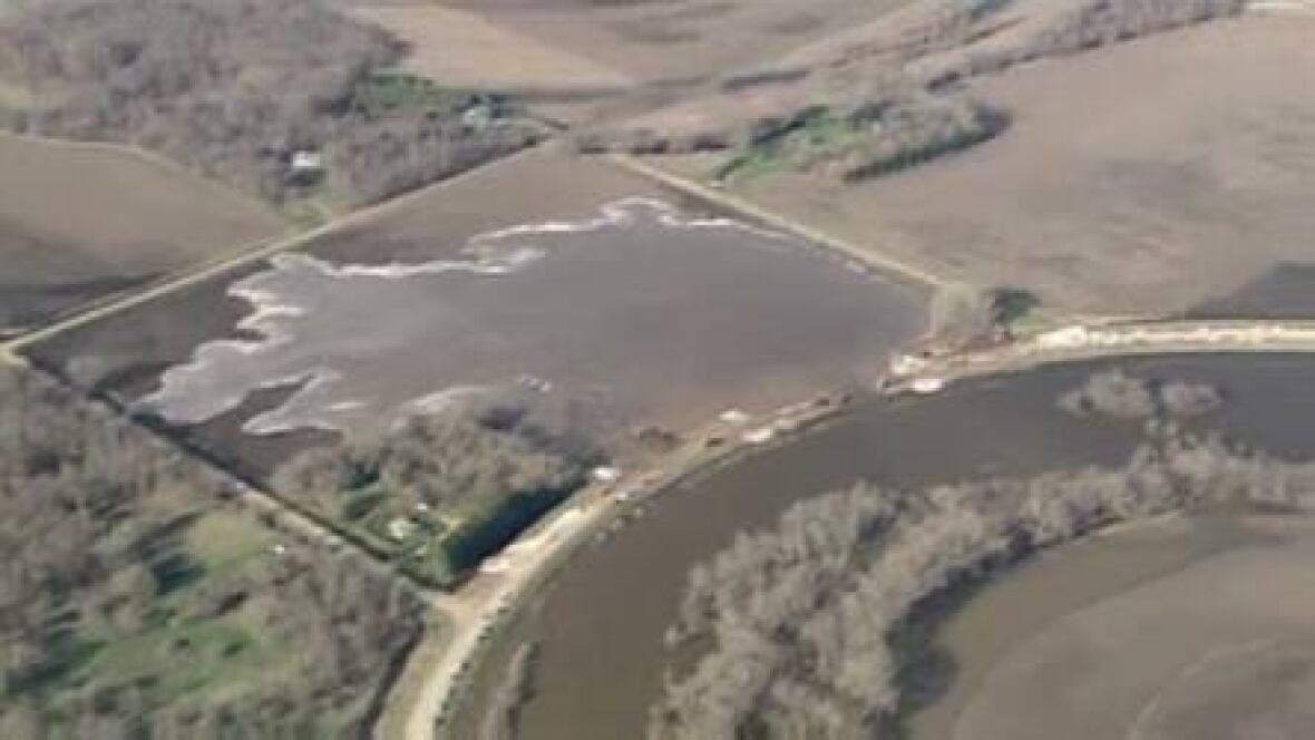 Water flows through Manitoba dike breach Manitoba CBC News
