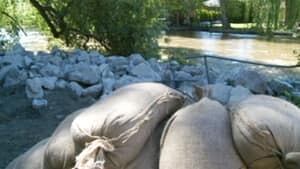 hi-bc-120615-kelowna-mission-creek-flood-4col