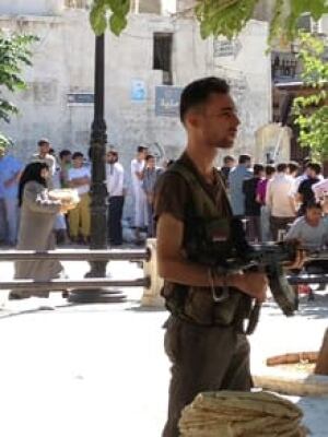 si-220-syria--aleppo-square-soldier