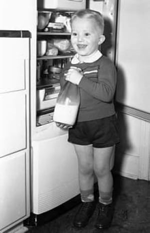 si-220-boy-with-milk