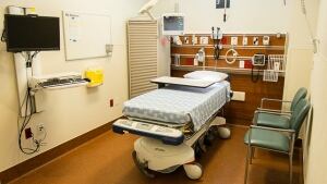 hi-bc-131008-surrey-hospital-er-bed