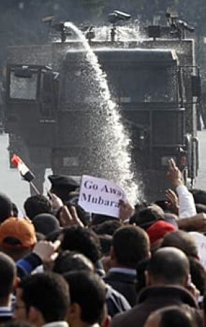 cairo-water-cannon-protests