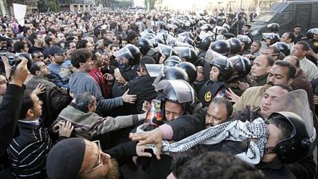 cairo-police-protesters-584