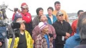 si-iqaluit-bowhead-crowd-ps-110815