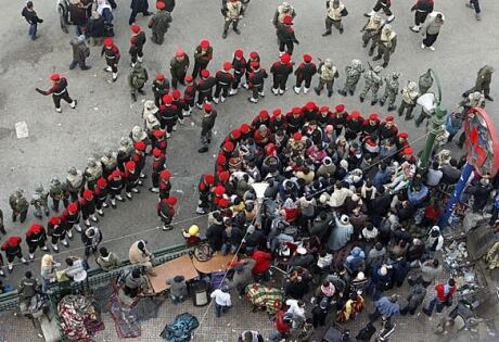 soldiers-egypt-protesters-c