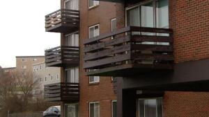 ns-li-balcony-unsafe
