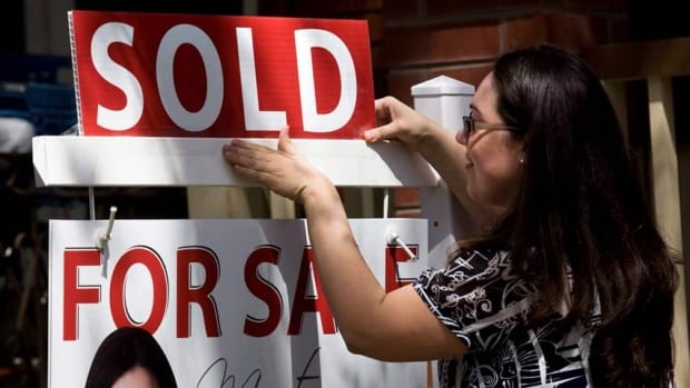 hi-wdr-real-estate-sign-cp009887351-credit-darren-calabrese