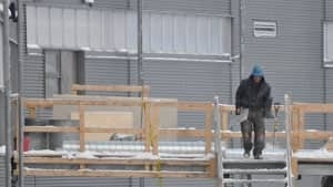 mi-inuvik-school-worker