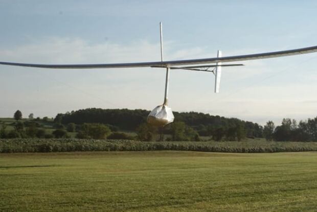 100922-human-powered-airplane-cp-9448278-584px