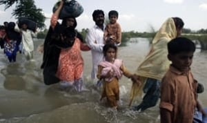 tp-pakistan-flood-wading-91