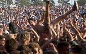 bc-070926-crowdsurf