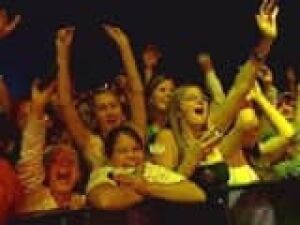 pe-peas-crowd