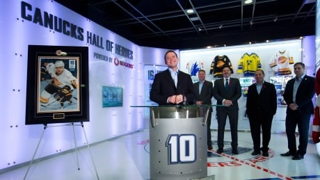 nhl news NHLers reminisce as Pavel Bure, Adam Foote numbers retired