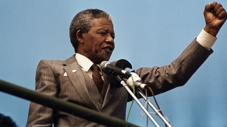 Mandela, the young orator released from prison, addresses a crowd at Port Elizabeth, in April 1990 at the beginning of the negotiations to end apartheid with the De Klerk government. Nelson-Mandela-orator