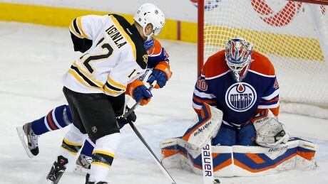 Boston Bruins forward Jarome Iginla (12) tries to score on Edmonton Oilers goaltender Devan Dubnyk (40) during the first period Thursday. Jarome Iginla