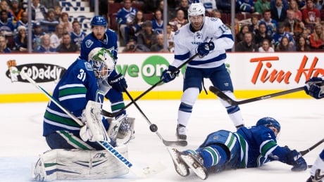 nhl news Lightning top Canucks for rare win in Vancouver