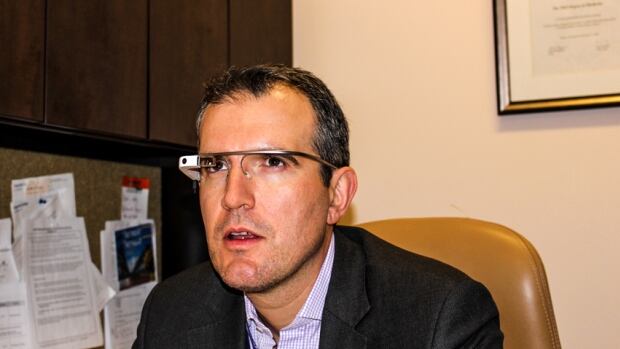 Dr. Teodor Grantcharov, un cirujano mínimamente invasiva en el Hospital de St. Michael en Toronto, es un gran defensor de la utilización de Google Glass en el quirófano.  Aquí, se le puede ver usando el dispositivo.