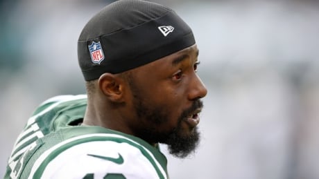 Santonio Holmes was set to make $8.25 million US as his base salary playing for the Jets this season. 620-holmes