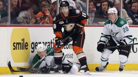 Stephane Robidas (19) of the Ducks steals the puck from Alex Chiasson and Cody Eakin (20) of the Stars in Game 2 on April 18. robidas-stephane-140418