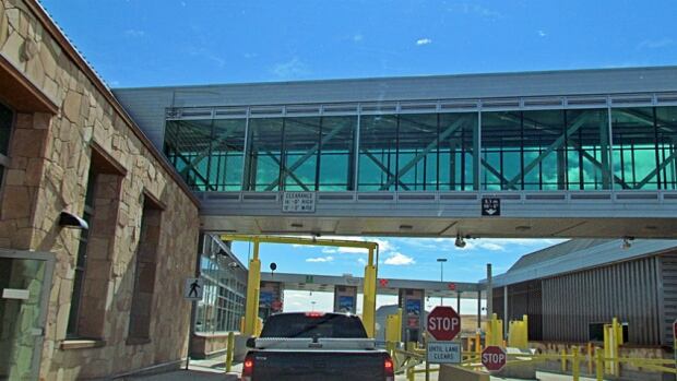 Coutts est un village de l'Alberta et l'un des postes frontaliers canado-américaines dans l'Ouest canadien. Les autorités canadiennes et les États-Unis disent certains mennonites apportent médicaments cartel mexicain en Alberta par le passage.