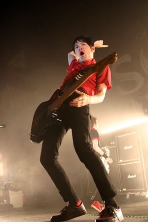 Deryck Whibley on stage in April 2005