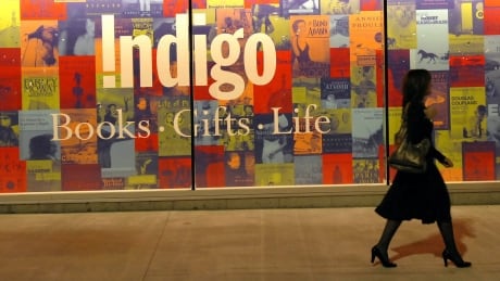 A shopper goes to the launch opening of Indigo Books, Gifts, Life, in Stoney Creek, Wednesday, November 5, 2008. The first of the Company's award winning design concepts to launch in Ontario opened its doors on Wednesday night. CPimages Photo/Indigo Books & Music Inc. INDIGO BOOKS GIFTS LIFE STORE OPENS IN ONTARIO