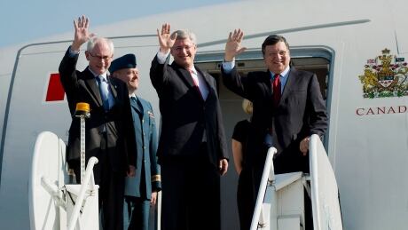 Prime Minister Stephen Harper, centre, arrives with with Herman Van Rompuy, left, President of the European Council, and José Manuel Barroso, right, President of the European Commission, in Toronto on Thursday, Sept. 26, 2014. Harper EU 20140926
