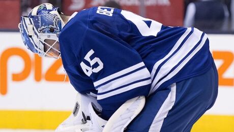 Toronto Maple Leafs goaltender Jonathan Bernier hangs his head during third period NHL action against the Arizona Coyotes in Toronto on Friday January 29, 2015. THE CANADIAN PRESS/ bernier-jonathan-150129-620