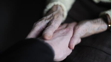 POUR ILLUSTRER LE PAPIER DE OLIVIER THIBAULT.
(ARCHIVES) - Une femme souffrant de la maladie d'Alzheimer tient la main d'un proche le 18 mars 2011 dans une maison de retraite à Angervilliers. Après cinq mois de réflexion et une dizaine de "débats citoyens", le professeur Didier Sicard rend le 18 décembre 2012 à François Hollande, un rapport sur la fin de vie qui va orienter et éclairer le débat sur l'épineuse question de l'euthanasie. AFP PHOTO / SEBASTIEN BOZON (Photo credit should read SEBASTIEN BOZON/AFP/Getty Images) Par7422359