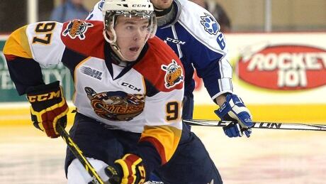 Connor McDavid set an Erie Otters record Monday afternoon in Mississauga when he scored his 30th goal in 34 games this season. The goal extended his points streak to 19 games, breaking the previous record of 18, set by former NHLer Tim Connolly in 1997-98 and Rob Hisley in 2005-05.
mcdavid-connor-07419070