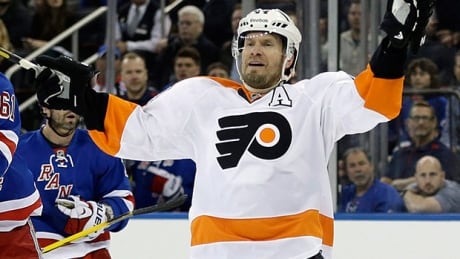 The Chicago Blackhawks have acquired defenceman Kimmo Timonen from the Philadelphia Flyers in exchange for two draft picks. Kimmo Timonen